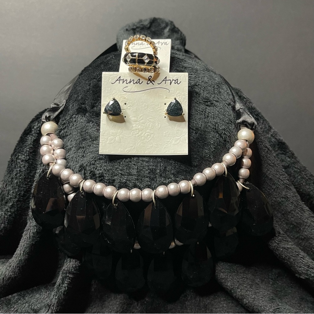 Anna & Ava Black and Pearl Necklace Set